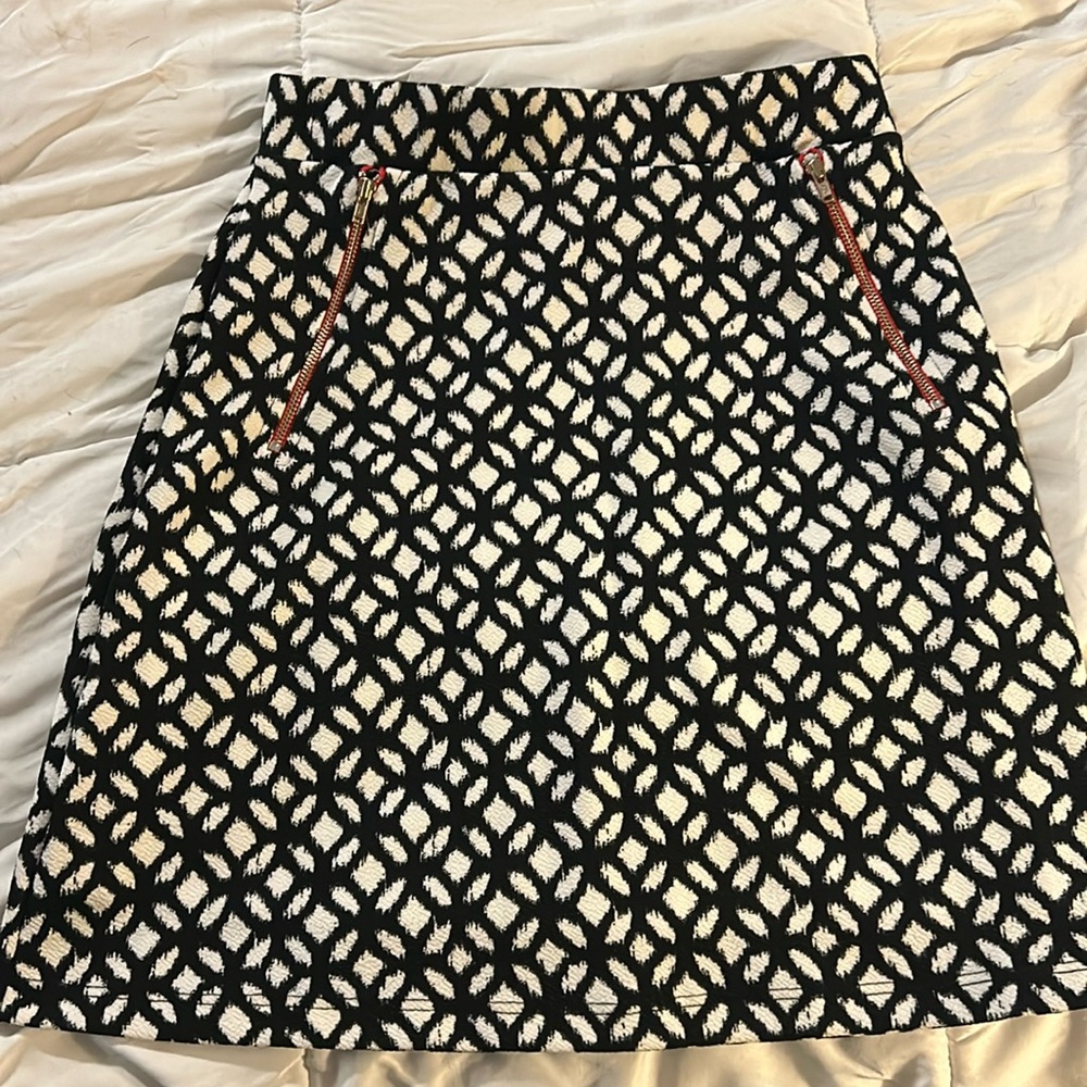Cute skirt with zipper accents